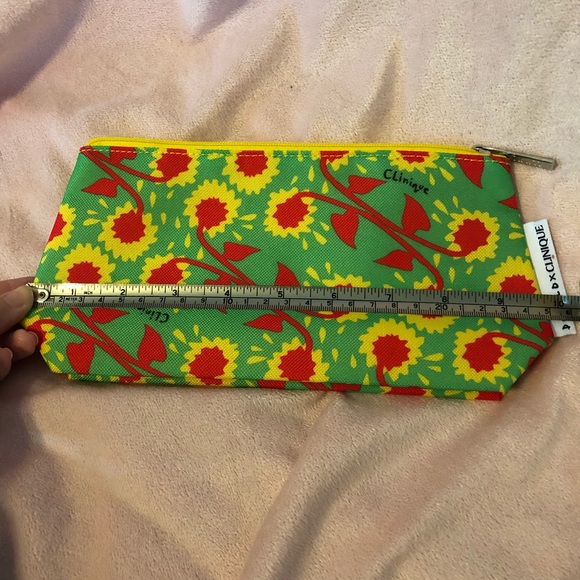 Donald x Clinique Makeup Bag with Free Sample - Picture 4 of 6